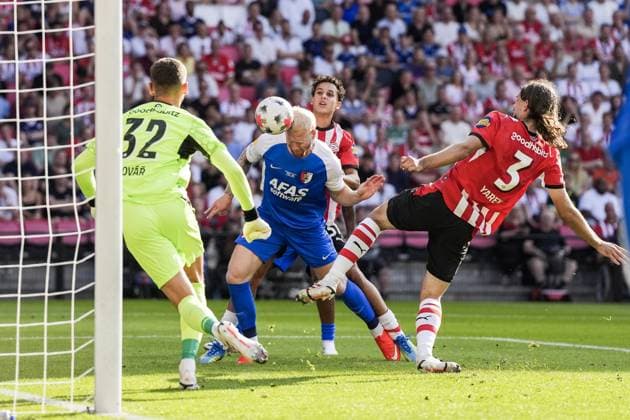EINDHOVEN - PSV Eindhoven goalkeeper MatÄ›j KovaÅ™, Mexx Meerdink of AZ Alkmaar scoring the 0-1 goal, Yarek Gasiorowski of PSV Eindhoven (lr) during the 30th edition of the Johan Cruyff Shield between PSV Eindhoven and AZ Alkmaar at the Phillips Stadium on August 2, 2026 in Eindhoven, the Netherlands. TOBIAS KLEUVER ANP Johan Cruijff Shield 2026 27 xVIxANPxSportx xxANPxIVx 564762963 originalFilename: 564762963.jpg