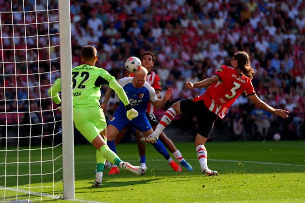 Johan Cruijff Schaal XXX: PSV Eindhoven - AZ Alkmaar Eindhoven - Mexx Meerdink of AZ Alkmaar scores the 0-1 during the final of the Johan Cruijff Schaal XXX. The official start of the 2026 2027 season. The match is set between PSV Eindhoven and AZ Alkmaar at Philips Stadion on 2 August 2026 in Eindhoven, The Netherlands. (Hero Images Nick Koole) Copyright: xNickxKoolex