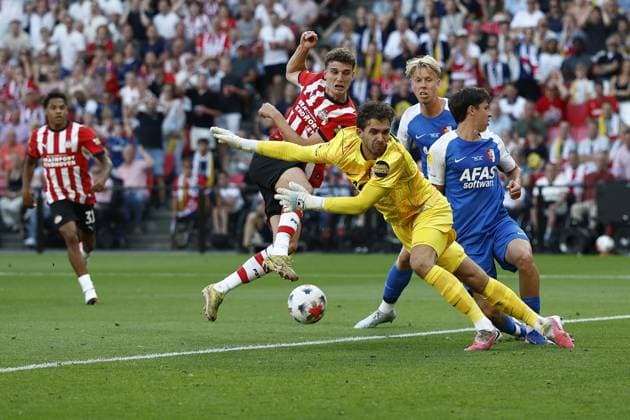EINDHOVEN , 02-08-2026 , Philips Stadium , Dutch football Johan Cruijff Schaal season 2026 2027, Match between PSV - AZ , picture shows , PSV player Guus Til , AZ keeper Jari de Busser PSV - AZ (JC Cup)  x205409929x Copyright: