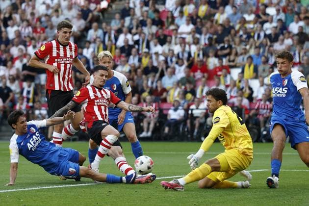 EINDHOVEN , 02-08-2026 , Philips Stadium , Dutch football Johan Cruijff Schaal season 2026 2027, Match between PSV - AZ , picture shows , PSV player Dennis Man, AZ keeper Jari de Busser PSV - AZ (JC Cup)  x205409936x Copyright: