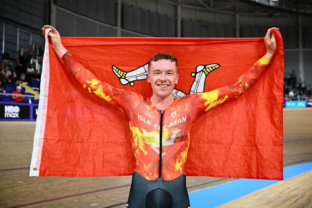 Glasgow 2026 Commonwealth Games Picture by Olly Hassell SWpix.com - 02 08 2026 - Glasgow 2026 Commonwealth Games - Track cycling, Rad, Radsport, Bahnrad, Bahn and Para Track Cycling - Sir Chris Hoy Velodrome, Glasgow, Scotland - Men s 40km Points Race Final - Matthew Bostock of Isle of Man celebrates winning the Commonwealth Gold Medal Glasgow Sir Chris Hoy Velodrome Scotland Copyright: x xSWpix.comx(t axPhotographyxHubxLtd)xOllyxHassell SWpix.comx SWP-3030-17833