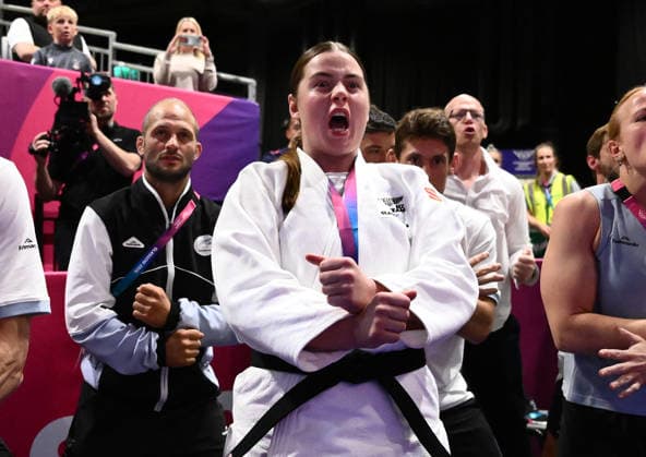 COM26 JUDO, Sydnee Andrews of New Zealand performs a Haka to Bronze medalist Kody Andrews of New Zealand during the Men s +100kg Bronze Medal ceremony during the Glasgow 2026 Commonwealth Games at SEC Centre Hall 4 in Glasgow, Scotland, Sunday, August 02 , 2026. ( NO ARCHIVING, EDITORIAL USE ONLY Glasgow Scotland United Kingdom  Copyright: xJOELxCARRETTx 20260803152333119810