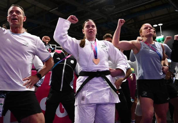 COM26 JUDO, Sydnee Andrews of New Zealand performs a Haka towards Bronze medalist Kody Andrews of New Zealand during the Men s +100kg Bronze Medal ceremony during the Glasgow 2026 Commonwealth Games at SEC Centre Hall 4 in Glasgow, Scotland, Sunday, August 02 , 2026. ( NO ARCHIVING, EDITORIAL USE ONLY Glasgow Scotland United Kingdom  Copyright: xJOELxCARRETTx 20260803171443641829