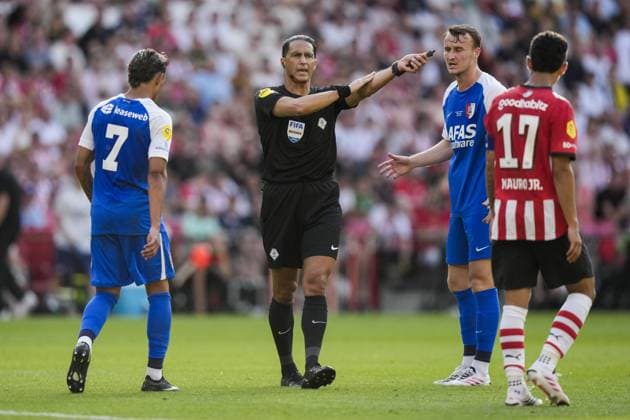 EINDHOVEN - Referee Serdar Gözübüyük during the 30th edition of the Johan Cruyff Shield between PSV Eindhoven and AZ Alkmaar at the Phillips Stadium on August 2, 2026 in Eindhoven, the Netherlands. TOBIAS KLEUVER ANP Johan Cruijff Shield 2026 27 xVIxANPxSportx xxANPxIVx 564764203 originalFilename: 564764203.jpg