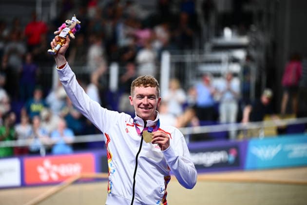 Glasgow 2026 Commonwealth Games Picture by Olly Hassell SWpix.com - 02 08 2026 - Glasgow 2026 Commonwealth Games - Track cycling, Rad, Radsport, Bahnrad, Bahn and Para Track Cycling - Sir Chris Hoy Velodrome, Glasgow, Scotland - Men s 40km Points Race - Podium - Matthew Bostock of Isle of Man on the podium after receiving the Commonwealth Gold Medal Glasgow Sir Chris Hoy Velodrome Scotland Copyright: x xSWpix.comx(t axPhotographyxHubxLtd)xOllyxHassell SWpix.comx SWP-3030-17859