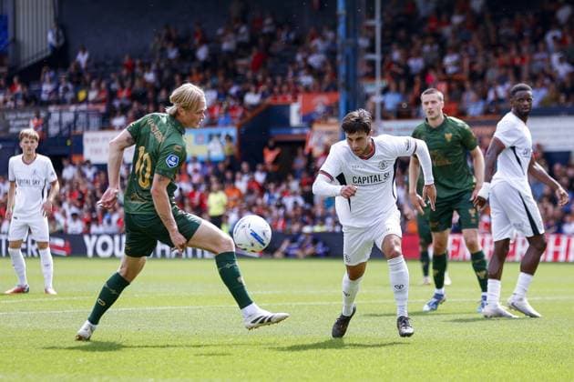 LUTON , 02-08-2026 , Kenilworth Road , season 2026 2027 , Dutch Pre-season football . friendly match between Luton Town and Go Ahead Eagles, final result 0-1, GA Eagles player Soren Tengstedt Luton FC player Joe Johnson Luton Town - Go Ahead Eagles (friendly)  x205411114x Copyright: