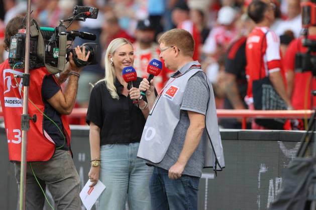 02.08.2026, xtgx, Fussball, Testspiel, 1. FC Union Berlin - Cagliari Calcio v.l. Lisa de Ruiter (Sky) im Interview mit Fotograf und Journalist Matthias Koch. Das Interview sollte zunächst mit Geschäftsführer Horst Heldt stattfinden, der jedoch aus gesundheitlichen Gründen nicht erscheinen konnte. (DFL DFB REGULATIONS PROHIBIT ANY USE OF PHOTOGRAPHS as IMAGE SEQUENCES and or QUASI-VIDEO) Berlin *** August 2, 2026, xtgx, Soccer, Friendly Match, 1. FC Union Berlin vs. Cagliari Calcio – Lisa de Ruiter of Sky interviews photographer and journalist Matthias Koch. The interview was originally scheduled to take place with Managing Director Horst Heldt, but he was unable to attend due to health reasons. DFL DFB REGULATIONS PROHIBIT ANY USE OF PHOTOGRAPHS as IMAGE SEQUENCES and or QUASI-VIDEO Berlin