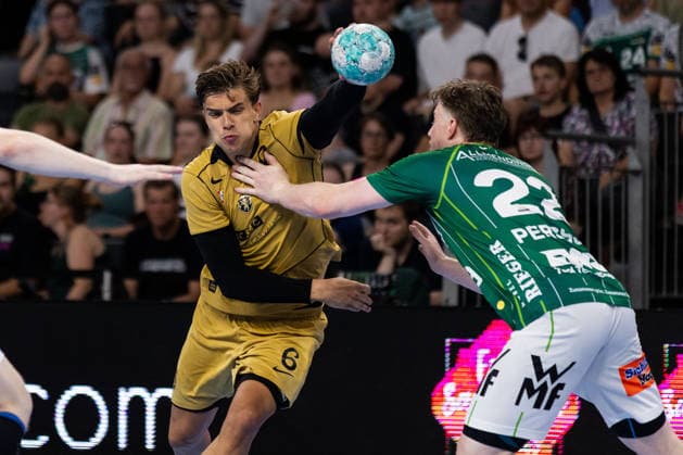 Francisco COSTA (Sporting Lissabon, 06) im Zweikampf gegen Erik PERSSON (FRISCH AUF! Goeppingen, 22) GER, FRISCH AUF! Goeppingen vs. Sporting Lissabon, Handball, Testspiel Vorbereitung, Spielzeit 2026 2027, 02.08.2026, GER, FRISCH AUF! Goeppingen vs. Sporting Lissabon, Handball, Testspiel Vorbereitung, Spielzeit 2026 2027, 02.08.2026, Neu-Ulm *** Francisco COSTA (Sporting Lisbon), No. 06, in a one-on-one battle against Erik PERSSON (FRISCH AUF Goeppingen), No. 22 (GER), FRISCH AUF Goeppingen vs. Sporting Lisbon, Handball, Preseason Friendly, 2026–2027 Season, August 2, 2026, GER, FRISCH AUF Goeppingen vs. Sporting Lisbon, Handball, Preseason Friendly, 2026–2027 Season, August 2, 2026, Neu Ulm Copyright: xEibnerxPressefoto OliverxSchmidtx EP_OST