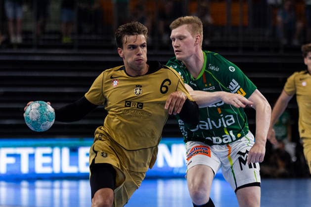 Francisco COSTA (Sporting Lissabon, 06) im Zweikampf gegen Ymir GISLASON (FRISCH AUF! Goeppingen, 33) GER, FRISCH AUF! Goeppingen vs. Sporting Lissabon, Handball, Testspiel Vorbereitung, Spielzeit 2026 2027, 02.08.2026, GER, FRISCH AUF! Goeppingen vs. Sporting Lissabon, Handball, Testspiel Vorbereitung, Spielzeit 2026 2027, 02.08.2026, Neu-Ulm *** Francisco COSTA (Sporting Lisbon), No. 06, in a one-on-one battle against Ymir GISLASON (FRISCH AUF Goeppingen), No. 33 (GER), FRISCH AUF Goeppingen vs. Sporting Lisbon, Handball, Preseason Friendly, 2026–2027 Season, August 2, 2026, GER, FRISCH AUF Goeppingen vs. Sporting Lisbon, Handball, Preseason Friendly, 2026–2027 Season, August 2, 2026, Neu Ulm Copyright: xEibnerxPressefoto OliverxSchmidtx EP_OST
