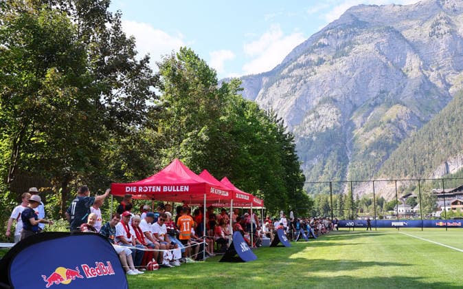 RB Leipzig - AUT Trainingslager Bundesliga Saalfelden, 02.08.2026, Gut Brandlhof, Fussball, Bundesliga, GER , RB Leipzig - Trainingslager in Saalfelden am Steinernen Meer AUT. , Im Bild: RB Fans am Trainingsplatz , *** RB Leipzig (AUT) Training Camp, Bundesliga, Saalfelden, August 2, 2026, Gut Brandlhof, Soccer, Bundesliga, GER, RB Leipzig training camp in Saalfelden am Steinernen Meer (AUT), Pictured: RB fans at the training field, Picture Point