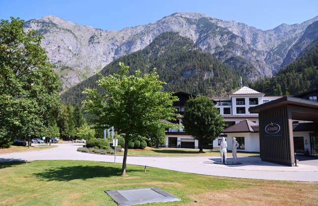 RB Leipzig - AUT Trainingslager Bundesliga Saalfelden, 02.08.2026, Gut Brandlhof, Fussball, Bundesliga, GER , RB Leipzig - Trainingslager in Saalfelden am Steinernen Meer AUT. , Im Bild : Teamhotel Brandlhof vor dem Alpengebirge Steinernes Meer. , *** RB Leipzig (AUT) Training Camp, Bundesliga, Saalfelden, August 2, 2026, Gut Brandlhof, Soccer, Bundesliga, GER, RB Leipzig Training Camp in Saalfelden am Steinernes Meer (AUT), Pictured: The team hotel Brandlhof in front of the Steinernes Meer mountain range, Picture Point