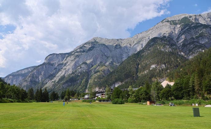 RB Leipzig - AUT Trainingslager Bundesliga Saalfelden, 02.08.2026, Gut Brandlhof, Fussball, Bundesliga, GER , RB Leipzig - Trainingslager in Saalfelden am Steinernen Meer AUT. , Im Bild: Blick vom Trainingsplatz auf das Steinerne Meer, ein Teil der Alpen. , *** RB Leipzig (AUT) Training Camp, Bundesliga, Saalfelden, August 2, 2026, Gut Brandlhof, Soccer, Bundesliga, GER, RB Leipzig training camp in Saalfelden am Steinernen Meer (AUT), Pictured: View from the training field toward the Steinernes Meer, part of the Alps, Picture Point
