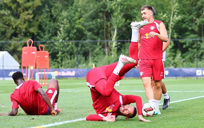 RB Leipzig - AUT Trainingslager Bundesliga Saalfelden, 02.08.2026, Gut Brandlhof, Fussball, Bundesliga, GER , RB Leipzig - Trainingslager in Saalfelden am Steinernen Meer AUT. , Im Bild v.l.: Suleman Sani, Torwart Maarten Vandevoordt und Brajan Gruda , *** RB Leipzig (AUT) Training Camp, Bundesliga, Saalfelden, August 2, 2026, Gut Brandlhof, Soccer, Bundesliga, GER, RB Leipzig training camp in Saalfelden am Steinernen Meer, AUT. Pictured from left: Suleman Sani, goalkeeper Maarten Vandevoordt, and Brajan Gruda, Picture Point