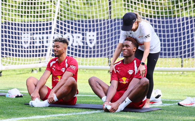 Sport Bilder des Tages RB Leipzig - AUT Trainingslager Bundesliga Saalfelden, 02.08.2026, Gut Brandlhof, Fussball, Bundesliga, GER , RB Leipzig - Trainingslager in Saalfelden am Steinernen Meer AUT. , Im Bild v.l.: Benjamin Henrichs, Abdoul Kone und Julia C. Woellner (RB Yoga Performance Managerin) , *** RB Leipzig (AUT) Training Camp, Bundesliga, Saalfelden, August 2, 2026, Gut Brandlhof, Soccer, Bundesliga, GER, RB Leipzig training camp in Saalfelden am Steinernen Meer, AUT. Pictured from left: Benjamin Henrichs, Abdoul Kone, and Julia C. Woellner, RB Yoga Performance Manager, Picture Point