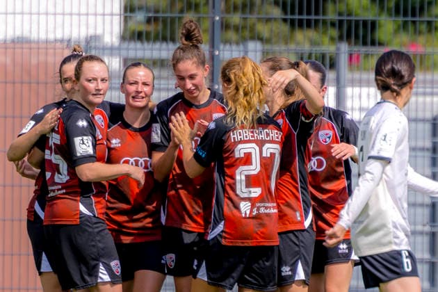 Ingolstadt, Deutschland 02. August 2026: 2. BL - Frauen - 2026 2027 - Sp. 1 - FC Ingolstadt 04 gegen 1. FFC Turbine Potsdam Im Bild: in der Traube Torschützin Emma Kusch (FCI) jubelt nach ihrem Tor zum 1:0 mit ihren Teamkolleginnen DFL DFB regulations prohibit any use of photographs as image sequences and or quasi-video ESV-Stadion Bayern *** Ingolstadt, Germany, August 2, 2026, 2nd Bundesliga Women 2026–2027, Matchday 1: FC Ingolstadt 04 vs. 1 FFC Turbine Potsdam. Pictured in the crowd, FCI goal scorer Emma Kusch celebrates her 1–0 goal with her teammates. DFL DFB regulations prohibit any use of photographs as image sequences and or quasi-video ESV Stadion Bayern Copyright: xFotostandx xSchäferx