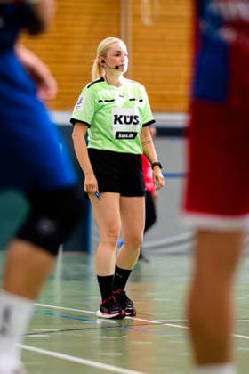 Altbach: HBL - 26 27 - SG BBM Bietigheim - Eulen Ludwigshafen Schiedsrichterin Sonja Lenhardt Altbach Baden-Württemberg Deutschland *** Altbach HBL 26 27 SG BBM Bietigheim Eulen Ludwigshafen Referee Sonja Lenhardt Altbach Baden-Württemberg Germany