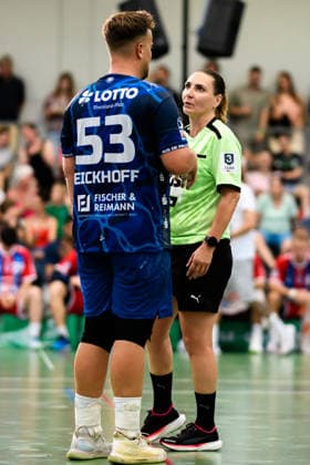 Altbach: HBL - 26 27 - SG BBM Bietigheim - Eulen Ludwigshafen v.li. Bruno Eickhoff (Ludwigshafen), Schiedsrichterin Katharina Heinz Altbach Baden-Württemberg Deutschland *** Altbach HBL 26 27 SG BBM Bietigheim Eulen Ludwigshafen (from left): Bruno Eickhoff (Ludwigshafen), referee Katharina Heinz (Altbach), Baden-Württemberg, Germany