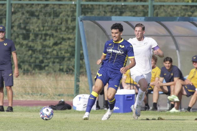 IPA87193927 - Abdou Harroui of Hellas Verona FC plays the ball during the Hellas Verona FC vs. Calcio Lecco 1912 match, the 4th preseason friendly, at the Campo Sportivo Comunale in Villafranca di Verona (VR), on August 2, 2026.  Copyright: xDavidexCasentini IPAxSportx xx 87193927
