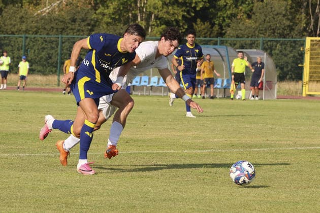 IPA87193930 - Antoine Joseph Bernede of Hellas Verona FC battles for the ball with Lukas Sinn of Lecco1912 during the Hellas Verona FC vs. Calcio Lecco 1912 match, 4th Friendly Match, at the Campo Sportivo Comunale in Villafranca di Verona (VR), on August 2, 2026.  Copyright: xDavidexCasentini IPAxSportx xx 87193930