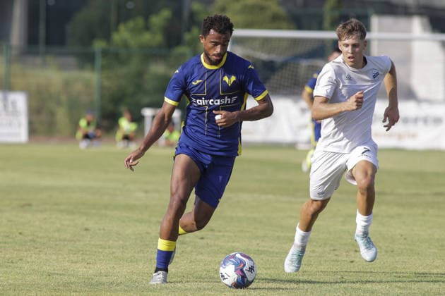 IPA87193937 - Antoine Joseph Bernede of Hellas Verona FC plays the ball during the Hellas Verona FC vs. Calcio Lecco 1912 match, the 4th Test Match, at the Campo Sportivo Comunale in Villafranca di Verona (VR), on August 2, 2026.  Copyright: xDavidexCasentini IPAxSportx xx 87193937