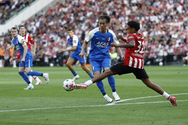 EINDHOVEN , 02-08-2026 , Philips Stadium , Dutch football Johan Cruijff Schaal season 2026 2027, Match between PSV - AZ , picture shows , AZ player Seiya Maikuma , PSV player Noah Fernadez PSV - AZ (JC Cup)  x205412003x Copyright: