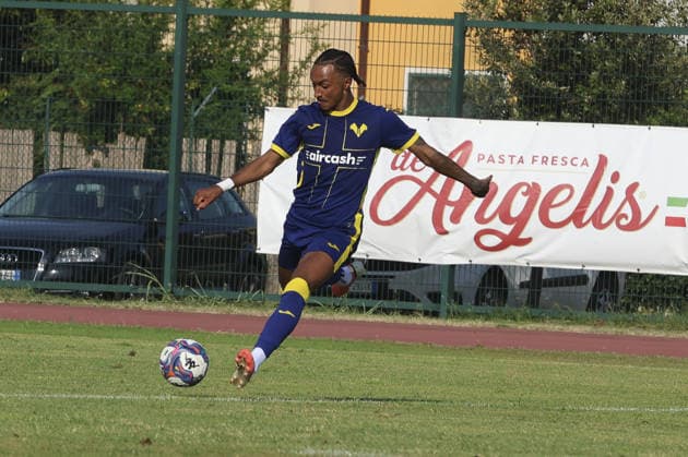 IPA87193945 - Dailon Livramento of Hellas Verona FC kicks the ball during the Hellas Verona FC vs. Calcio Lecco 1912 match, the 4th preseason game, at the Campo Sportivo Comunale in Villafranca di Verona (VR), on August 2, 2026.  Copyright: xDavidexCasentini IPAxSportx xx 87193945