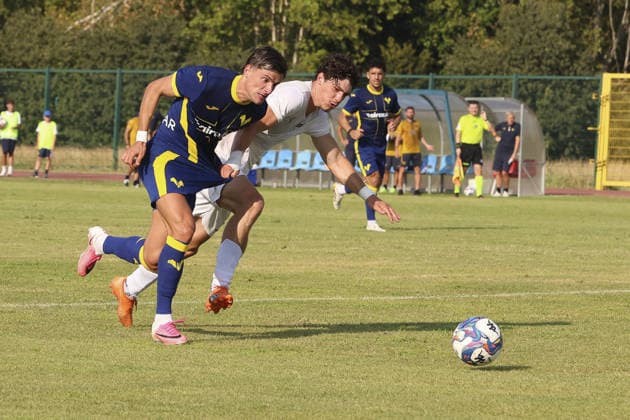 SOCCER - Friendly Match - Hellas Verona vs. Lecco Photo by IPA ABACAPRESS.COM87193930 - Antoine Joseph Bernede of Hellas Verona FC battles for the ball with Lukas Sinn of Lecco1912 during the Hellas Verona FC vs. Calcio Lecco 1912 match, 4th Friendly Match, at the Campo Sportivo Comunale in Villafranca di Verona (VR), on August 2, 2026. Verona Italy  Copyright: xIPAxSport ABACAx