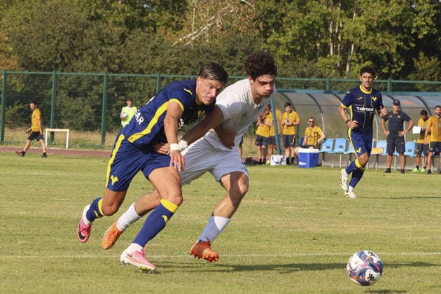 SOCCER - Friendly Match - Hellas Verona vs. Lecco Photo by IPA ABACAPRESS.COM87193933 - Antoine Joseph Bernede of Hellas Verona FC battles for the ball with Lukas Sinn of Lecco1912 during the Hellas Verona FC vs. Calcio Lecco 1912 match, 4th Friendly Match, at the Campo Sportivo Comunale in Villafranca di Verona (VR), on August 2, 2026. Verona Italy  Copyright: xIPAxSport ABACAx