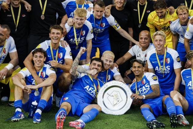Sport Bilder des Tages EINDHOVEN - AZ Alkmaar players celebrate with the Johan Cruyff Shield after a 0-4 victory during the 30th edition of the Johan Cruyff Shield between PSV Eindhoven and AZ Alkmaar at the Phillips Stadium on August 2, 2026, in Eindhoven, the Netherlands. PIETER STAM DE JONGE ANP Johan Cruijff Shield 2026 27 xVIxANPxSportx xxANPxIVx 564768668 originalFilename: 564768668.jpg