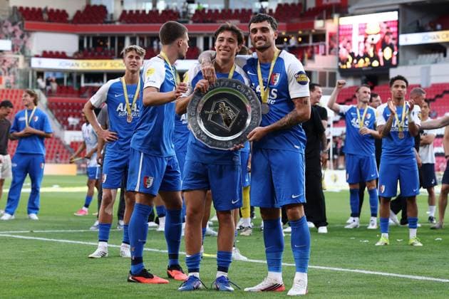 EINDHOVEN , 02-08-2026 , Philips Stadium , Dutch football Johan Cruijff Schaal season 2026 2027, Match between PSV - AZ , picture shows , AZ player Mateo Chavez , AZ player Troy Parrott celebrating the winning off the Johan Cruijf Schaal PSV - AZ (JC Cup)  x205412944x Copyright: