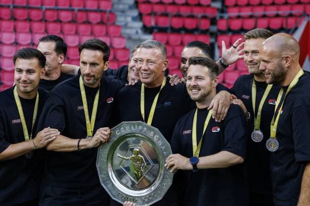 EINDHOVEN - AZ Alkmaar coach Lee-Roy Echteld and his staff celebrate with the Johan Cruyff Shield after a 0-4 victory during the 30th edition of the Johan Cruyff Shield between PSV Eindhoven and AZ Alkmaar at the Phillips Stadium on August 2, 2026, in Eindhoven, the Netherlands. PIETER STAM DE JONGE ANP Johan Cruijff Shield 2026 27 xVIxANPxSportx xxANPxIVx 564768770 originalFilename: 564768770.jpg