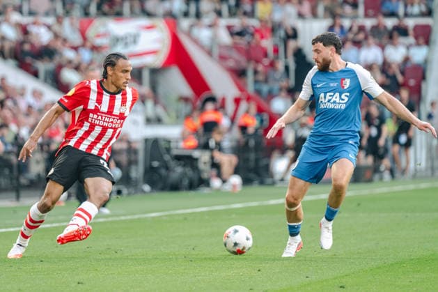 Zweikampf zwischen Kiliann Sildillia (PSV Eindhoven, 25) und Mees de Wit (AZ Alkmaar, 34). PSV Eindhoven vs. AZ Alkmaar, Fussball, Johan Cruijff Schaal, Saison 2026 2027, 02.08.2026 PSV Eindhoven vs. AZ Alkmaar, Fussball, Johan Cruijff Schaal, Saison 2026 2027, 02.08.2026 Eindhoven *** Head-to-head between Kiliann Sildillia of PSV Eindhoven, 25, and Mees de Wit of AZ Alkmaar, 34; PSV Eindhoven vs. AZ Alkmaar, soccer, Johan Cruijff Schaal, 2026–2027 season, August 2, 2026, PSV Eindhoven vs. AZ Alkmaar, Soccer, Johan Cruijff Schaal, 2026–2027 season, August 2, 2026, Eindhoven Copyright: xEibner-Pressefoto ThomasxHaeslerx EP_THR