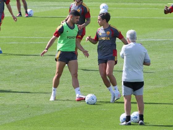 IPA87195188 - Cardiff, July 31, 2026. AS Roma training sessions at the 2026–2027 training camp. Pictured: Dybala and Koulierakis under Gasperini’s watchful eye (Photo by Gino Mancini)  Copyright: xGinoxMancini IPAxSportx xx 87195188