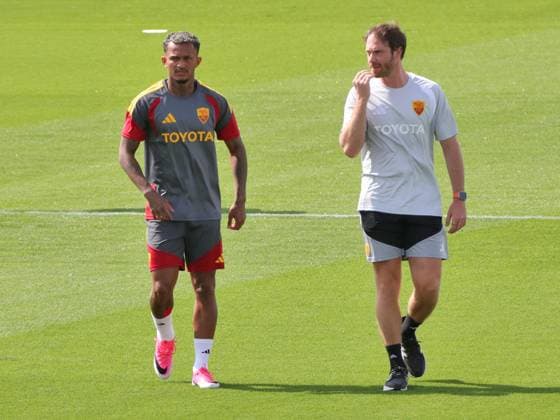 IPA87195196 - Cardiff, July 31, 2026. AS Roma training sessions at the 2026–2027 training camp. Pictured: Wesley leaves the field in pain with the team doctor (Photo by Gino Mancini)  Copyright: xGinoxMancini IPAxSportx xx 87195196