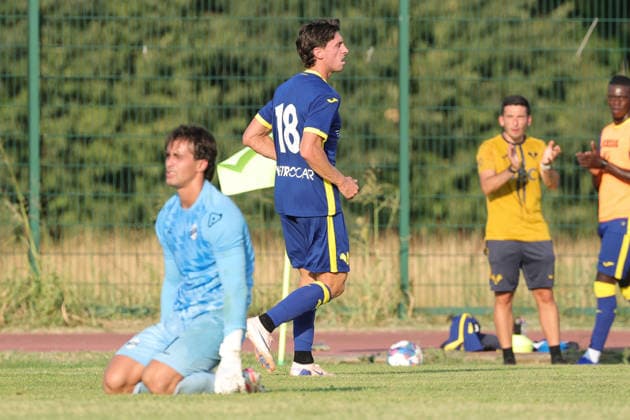 IPA87195313 - Samuele Mulattieri of Hellas Verona FC celebrates after scoring the third goal in a 3-0 victory during a friendly match between Hellas Verona and Calcio Lecco 1912 at the Campo Sportivo Comunale di Villafranca di Verona on August 2, 2026, in Villafranca di Verona, VR.  Copyright: xEmanuelexPennacchio IPAxSportx xx 87195313