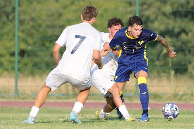 IPA87195314 - Salvatore Cerbone of Hellas Verona FC under pressure from Marwane Kritta of Calcio Lecco 1912 during the friendly match between Hellas Veronaand Calcio Lecco 1912 at the Campo Sportivo Comunale di Villafranca di Verona on August 2, 2026, in Villafranca di Verona, VR.  Copyright: xEmanuelexPennacchio IPAxSportx xx 87195314