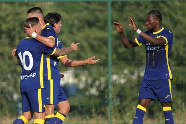 IPA87195330 - Hellas Verona s players celebrate after scoring the third goal during the friendly match between Hellas Verona and Calcio Lecco 1912 at the Campo Sportivo Comunale di Villafranca di Verona on August 2, 2026, in Villafranca di Verona, VR.  Copyright: xEmanuelexPennacchio IPAxSportx xx 87195330