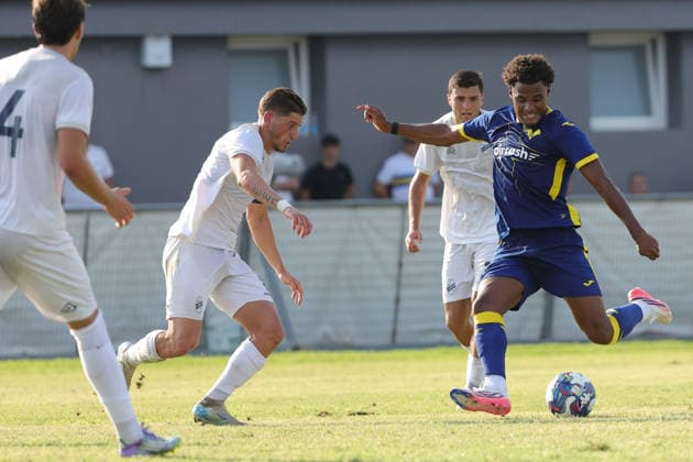 IPA87195338 - Amin Sarr of Hellas Verona FC has a scoring chance during the friendly match between Hellas Verona and Calcio Lecco 1912 at the Campo Sportivo Comunale di Villafranca di Verona on August 2, 2026, in Villafranca di Verona, VR.  Copyright: xEmanuelexPennacchio IPAxSportx xx 87195338