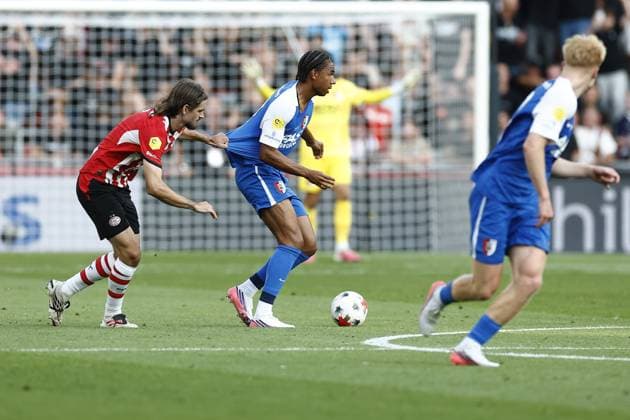 EINDHOVEN , 02-08-2026 , Philips Stadium , Dutch football Johan Cruijff Schaal season 2026 2027, Match between PSV - AZ , picture shows , AZ player Calvin Stengs , PSV player Yarek Gasiorowski PSV - AZ (JC Cup)  x205413458x Copyright: