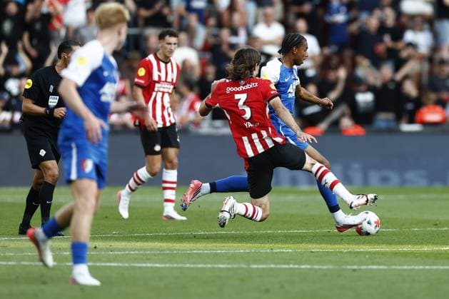 EINDHOVEN , 02-08-2026 , Philips Stadium , Dutch football Johan Cruijff Schaal season 2026 2027, Match between PSV - AZ , picture shows , AZ player Calvin Stengs , PSV player Yarek Gasiorowski PSV - AZ (JC Cup)  x205413459x Copyright: