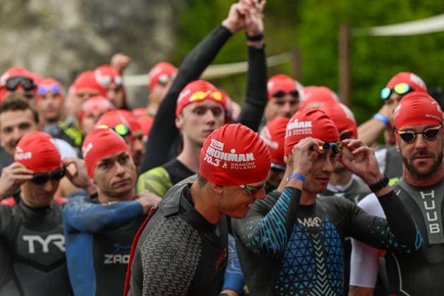 TRIATHLON: Stepniak And Bartlett Secure Elite Victories At IRONMAN 70.3 Krakow KRAKOW, POLAND - AUGUST 02: Triathletes from the first starting wave stand massed in the launch pen, adjusting their goggles and caps moments before the swim stage of the Enea IRONMAN 70.3 Krakow triathlon at the Zakrzowek Reservoir in Krakow, Lesser Poland Voivodeship, Poland, on August 02, 2026. Over 2,000 international and domestic amateur competitors followed the professional field into the 1.9-kilometer open-water swimming course, kicking off the mass-participation multi endurance event. Krakow Poland  Copyright: xArturxWidakx originalFilename:widak-triathlo260802_npkGp.jpg