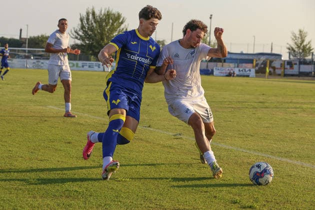 IPA87195579 - Ioan Vermesan of Hellas Verona FC battles for the ball with Gabriel Pellegrino of Lecco1912 during the Hellas Verona FC vs. Calcio Lecco 1912 match, 4th Friendly Match, at the Campo Sportivo Comunale in Villafranca di Verona (VR), on August 2, 2026.  Copyright: xDavidexCasentini IPAxSportx xx 87195579
