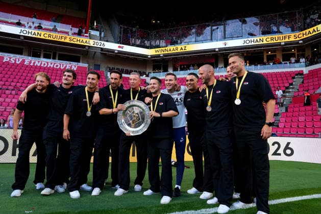 Johan Cruijff Schaal XXX: PSV Eindhoven - AZ Alkmaar Eindhoven - Coach Leeroy Echteld of AZ Alkmaar, Team Manager Ari Menmi of AZ Alkmaar, Ron Vlaar of AZ Alkmaar during the final of the Johan Cruijff Schaal XXX. The official start of the 2026 2027 season. The match is set between PSV Eindhoven and AZ Alkmaar at Philips Stadion on 2 August 2026 in Eindhoven, The Netherlands. (Hero Images Nick Koole) Copyright: xNickxKoolex