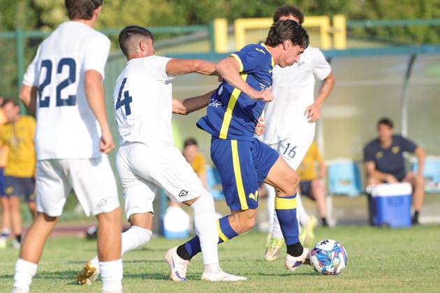 SOCCER - Friendly Match - Hellas Verona vs. Lecco Photo by IPA ABACAPRESS.COM87195327 - Samuele Mulattieri of Hellas Verona FC under pressure from Lorenzo Mihali of Calcio Lecco 1912 during the friendly match between Hellas Veronaand Calcio Lecco 1912 at the Campo Sportivo Comunale di Villafranca di Verona on August 2, 2026, in Villafranca di Verona, VR. Verona Italy  Copyright: xIPAxSport ABACAx