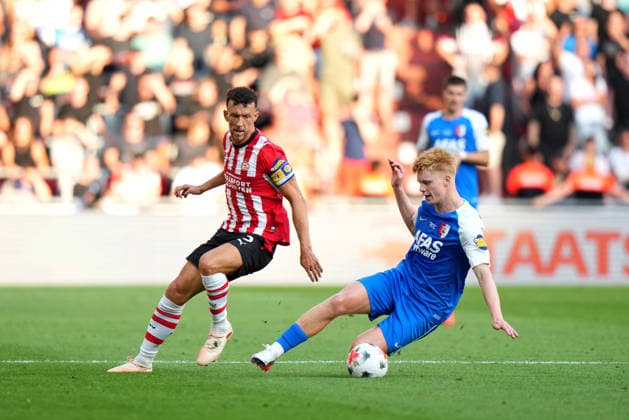 Johan Cruijff Schaal XXX: PSV Eindhoven - AZ Alkmaar Eindhoven - Ivan Peresic of PSV Eindhoven, Kees Smit of AZ Alkmaar during the final of the Johan Cruijff Schaal XXX. The official start of the 2026 2027 season. The match is set between PSV Eindhoven and AZ Alkmaar at Philips Stadion on 2 August 2026 in Eindhoven, The Netherlands. (Hero Images Nick Koole) Copyright: xNickxKoolex
