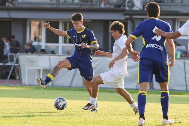 SOCCER - Friendly Match - Hellas Verona vs. Lecco Photo by IPA ABACAPRESS.COM87195578 - Salvatore Cerbone of Hellas Verona FC battles for the ball with Matteo Polonioli of Lecco1912 during the Hellas Verona FC vs. Calcio Lecco 1912 match, 4th Friendly Match, at the Campo Sportivo Comunale in Villafranca di Verona (VR), on August 2, 2026. Verona Italy  Copyright: xIPAxSport ABACAx