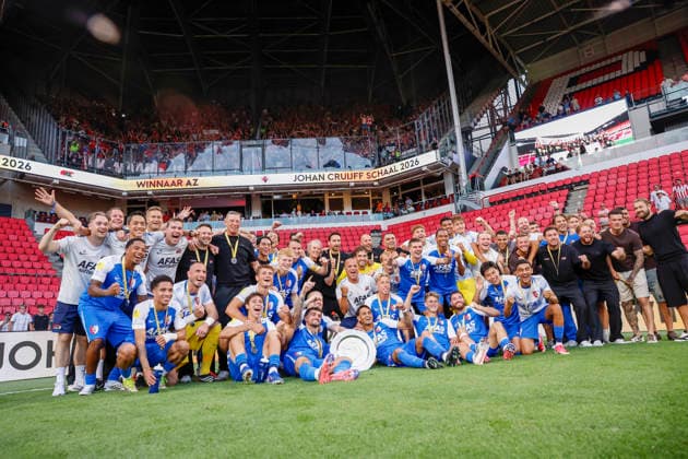 2026-08-02 PSV v AZ Alkmaar - Dutch Eredivisie Johan Cruijff Schaal EINDHOVEN, NETHERLANDS - AUGUST 2: AZ complete team celebrating the win with the supporters and with the Johan Cruijffcup during the Dutch Eredivisie Johan Cruijff Schaal match between PSV and AZ Alkmaar at Philips Stadion on August 2, 2026 in Eindhoven, Netherlands. Eindhoven Philips Stadion Netherlands Content not available for redistribution in The Netherlands directly or indirectly through any third parties. Copyright: xBenxGalx