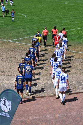 02.08.2026, Fußball, 2. Frauen-Bundesliga, 2026 2027, 1. Spieltag, SG 99 Andernach - SV Meppen Die ersten 11 der SG 99 Andernach und der SV Meppen laufen auf den Platz ein. *** August 2, 2026, Soccer, Women s Bundesliga 2, 2026–2027, Matchday 1, SG 99 Andernach vs. SV Meppen The starting lineups for SG 99 Andernach and SV Meppen take the field