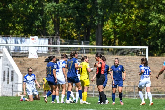 02.08.2026, Fußball, 2. Frauen-Bundesliga, 2026 2027, 1. Spieltag, SG 99 Andernach - SV Meppen Entsetzen bei den Andernacher Spielerinnen, nachdem Malou Müller (27 Andernach) nach nur 13. Minuten die Rote Karte sah. Auch Torhüterin Elena Bläser (gelbes Trikot) kann die Entscheidung nicht verstehen. *** August 2, 2026, Soccer, Women s Bundesliga 2, 2026–2027, Matchday 1, SG 99 Andernach vs. SV Meppen. Shock among the Andernach players after Malou Müller (No. 27, Andernach) was shown a red card after just 13 minutes. Even goalkeeper Elena Bläser (in the yellow jersey) cannot understand the decision.