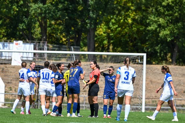 02.08.2026, Fußball, 2. Frauen-Bundesliga, 2026 2027, 1. Spieltag, SG 99 Andernach - SV Meppen Entsetzen bei den Andernacher Spielerinnen, nachdem Malou Müller (27 Andernach) nach nur 13. Minuten die Rote Karte sah. Sie kann die Entscheidung nicht nachvollziehen. *** August 2, 2026, Soccer, Women s Bundesliga 2, 2026–2027, Matchday 1, SG 99 Andernach vs. SV Meppen. Shock among the Andernach players after Malou Müller (No. 27, Andernach) was shown a red card after just 13 minutes. She cannot understand the decision.